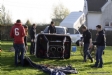 de ballonvaarders maken de ballon klaar