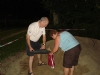 Leon en Linda druk bezig met zandzakjes vullen.