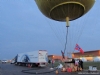 vullen van de ballon met het vluchtgas 'waterstof' vanuit de vrachtwagen